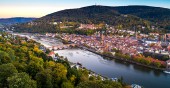 Ein Luftbild der Altstadt mit Alter Brücke und Neckar in herbstlichen Farben (Foto: Dittmer)