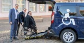 Ein Rollstuhl-Fahrer wird ins Rollstuhl-Taxi geschoben (Foto: Rothe)