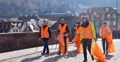 Frühjahrs-Putz 2020 (Foto: Dorn) Mehrere Personen in orangefarbenen Westen und Müllbeuteln laufen über die Alte Brücke (Foto: Dorn)