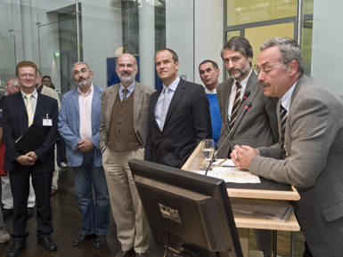 Gespannt verfolgt im Rathaus Oberbürgermeister Dr. Eckart Würzner (Mitte) mit den Bürgermeistern Wolfgang Erichson, Prof. Dr. Raban von der Malsburg und Dr. Joachim Gerner (von links) die Bekanntgabe der Ergebnisse durch Joachim Hahn vom Amt für Stadtentwicklung und Statistik. (Foto: Rothe)