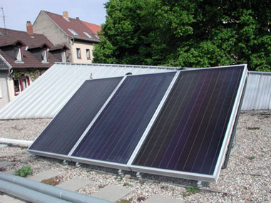 Thermische Solaranlage auf dem Dach der Tiefburgschule (Foto: Stadt Heidelberg)