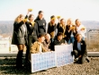 Schülergruppe auf dem Dach der Internationalen Gesamtschule Heidelberg mit zwei Photovoltaikmodulen (Foto: Amt für Umweltschutz, Gewerbeaufsicht und Energie)