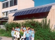 Schülergruppe vor der Photovoltaikanlage der Albert-Schweitzer-Schule (Foto: Amt für Umweltschutz, Gewerbeaufsicht und Energie)