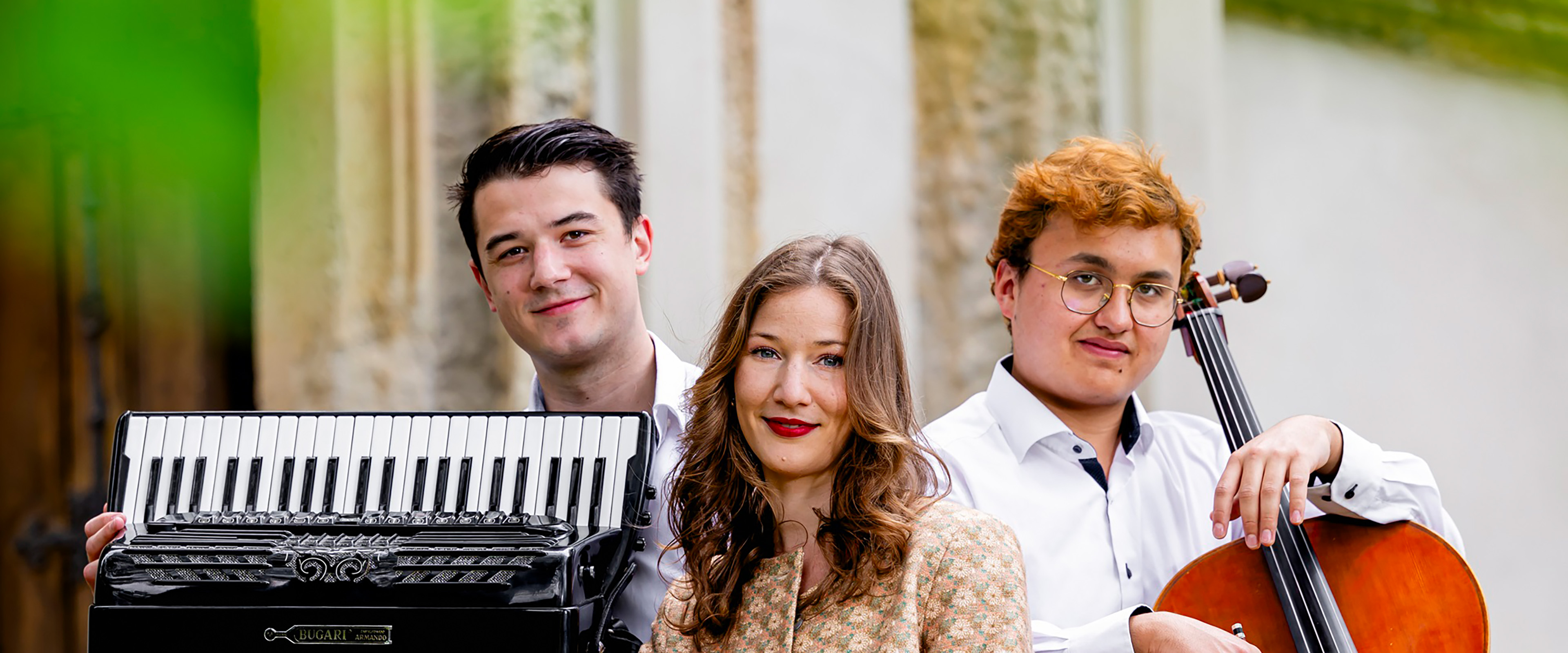 Drei junge Menschen mit Akkordeon und Cello