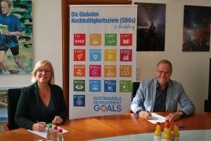 Oberbürgermeister Würzner und Projektleiterin Schütze unterzeichnen die BNE-Zielvereinbarung.