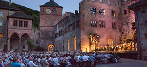Malerische Kulisse bei den Heidelberger Schlossfestspielen (Foto: Diemer)  Schlossfestspiele: Zuschauer auf dem beleuchteten Schlosshof (Foto: Diemer)