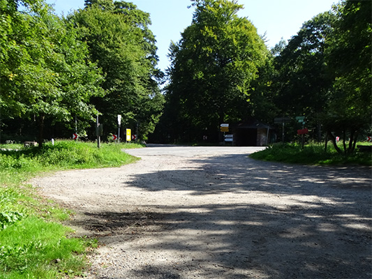 Blick auf den Waldparkplatz Drei Eichen.
