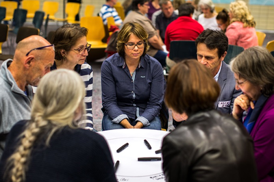 Menschen sitzen in einem Kreis