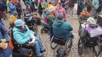 Rollstuhlfahrende in der Schar der Demonstrierenden auf dem Heidelberger Universitätsplatz