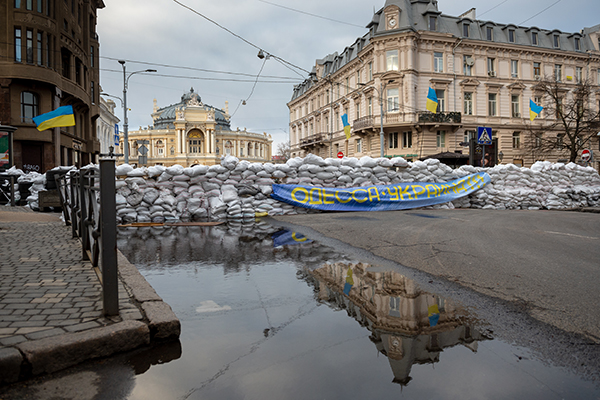 Straßensperre mit Sandsäcken auf einer Straße in Odessa.