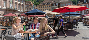 Gastronomie auf dem Heidelberger Marktplatz (Foto: Buck) Gruppe am Tisch auf dem Heidelberger Marktplatz (Foto: Buck)