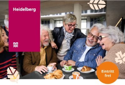 Gruppe fröhlicher Senioren beim Kaffeetrinken