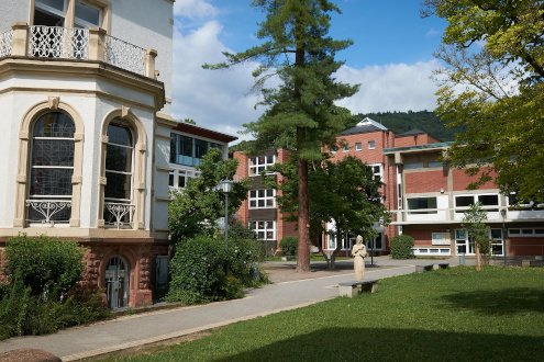 Das Schulgebäude des St. Raphael-Gymnasiums