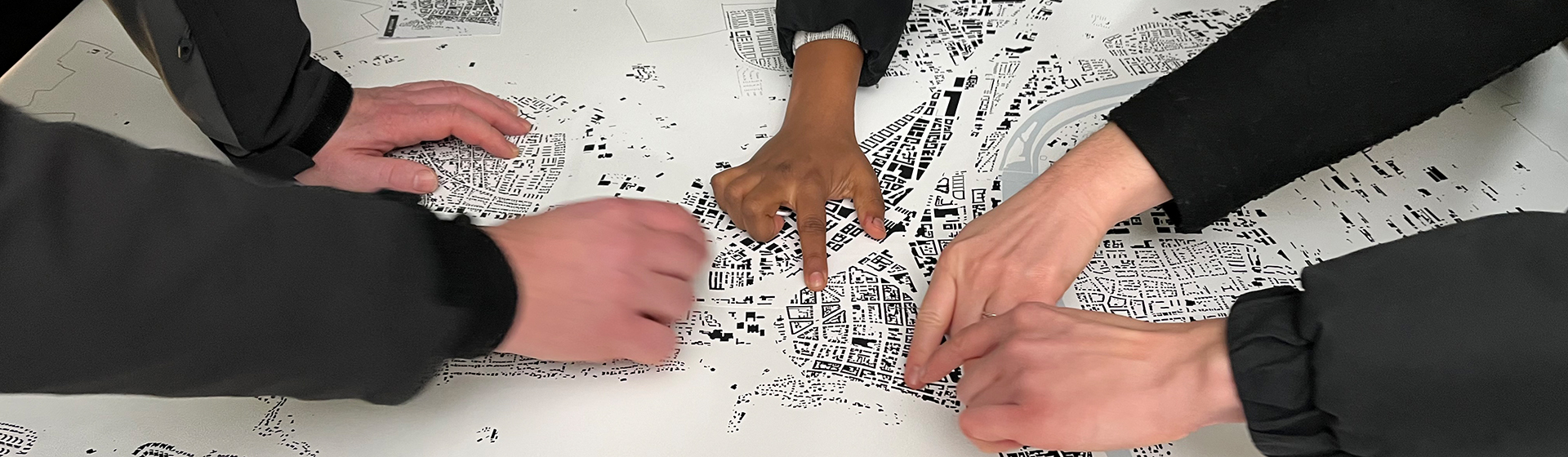 Stadtplanung in Heidelberg. (Foto: Stadtplanungsamt) Hände zeigen auf einen Bebauungsplan.