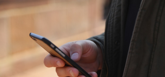 Hand mit Smartphone.