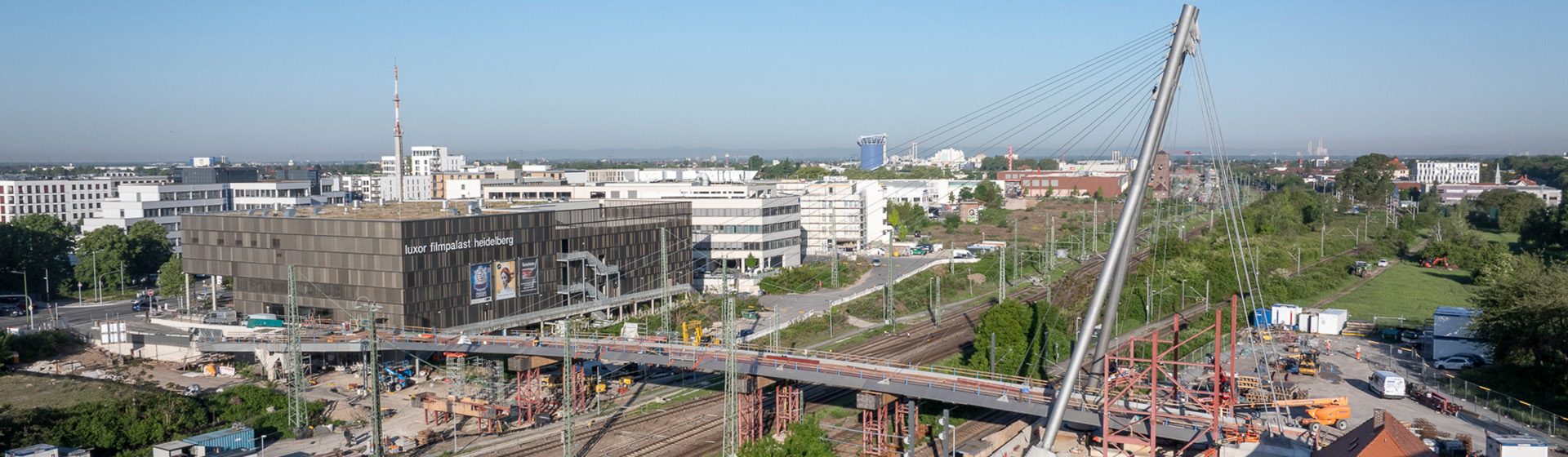 Die Brücke zwischen Bahnstadt und Bergheim über die Bahngleise.