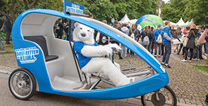 Eisbär-Maskottchen in Fahrradrikscha bei der ICCA 2019 (Foto: Buck) Eisbär-Maskottchen in Fahrradrikscha bei der ICCA 2019.