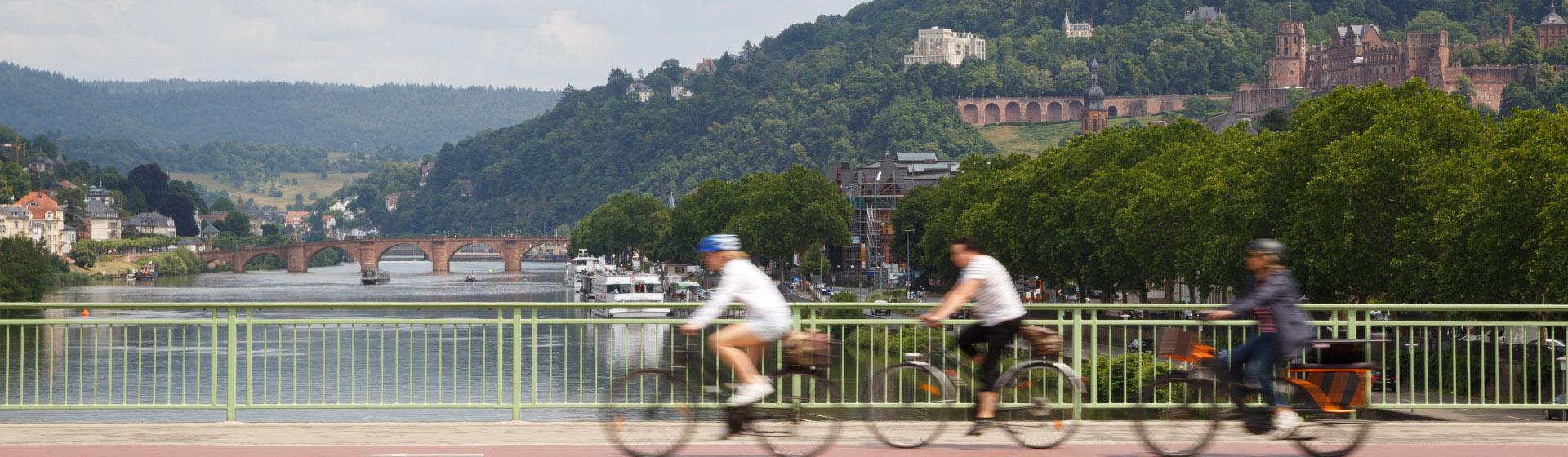 Fahrradverkehr auf der Theodor Heuss Brücke.