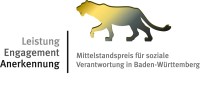 Ein Löwe auf weißem Hintergrund sowie die Wörter Leistung, Engagement und Anerkennung sowie "Mittelstandspreis für soziale Verantwortung in Baden-Württemberg".