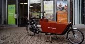Das Lasten-fahrrad hat vor dem Lenker eine große Box mit der man schwere Dinge transportieren kann (Foto: Zentrum für umwelt-bewusste Mobilität)