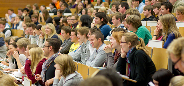 Studierende in Hörsaal der Uni Heidelberg
