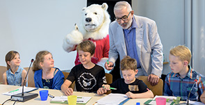 Bürgermeister Wolfgang Erichson bespricht mit teilnehmenden Kindern Details des Klimaschutzplans. „Daumen hoch“, findet der Heidelberger Klimaschutz-Eisbär. (Foto: Rothe)