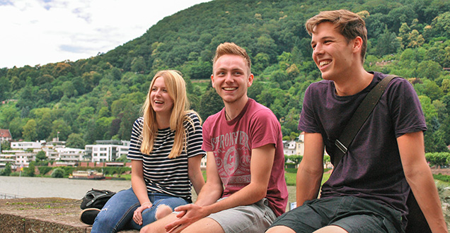 Studenten sitzen auf der Alten Brücke in der Altstadt. (Foto: Stadt HD)