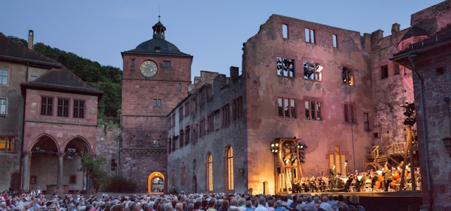  Schlossfestspiele: Zuschauer auf dem beleuchteten Schlosshof (Foto: Diemer)
