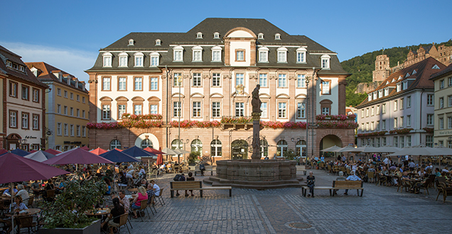 Man sieht das Rathaus und den Marktplatz in Heidelberg.