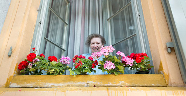Seniorin am Fenster (Foto: Diemer )