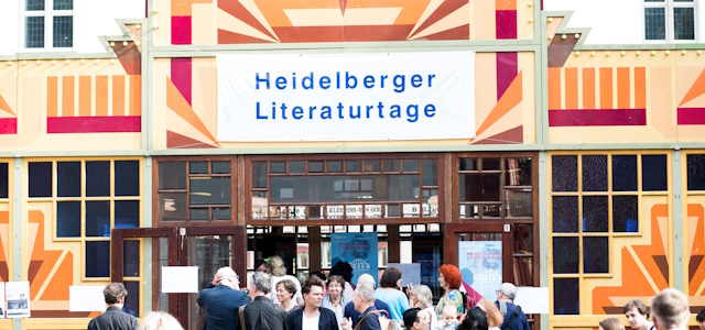 Heidelberger Literaturtage - viele Menschen vor dem Zelteingang (Foto: Annemone Taake)
